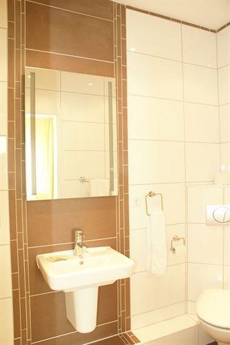 Hotel Akazienhof Дуйсбург Екстериор снимка